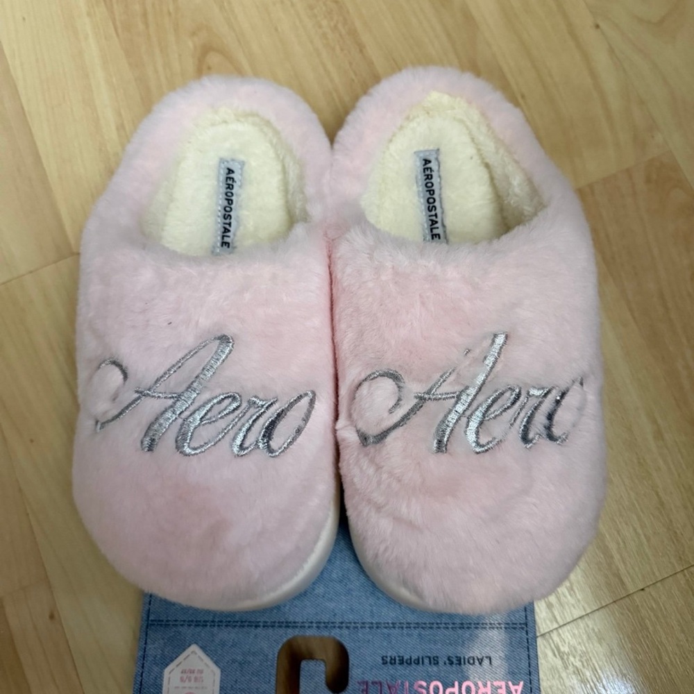 Aero Pink Fuzzy Slippers size small new with tags